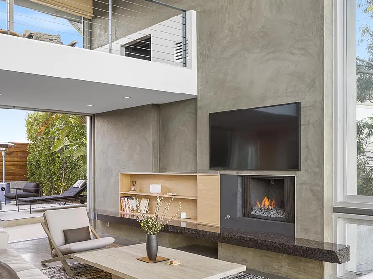 Exclusive Hollywood Hills Retreat with Chic Interiors