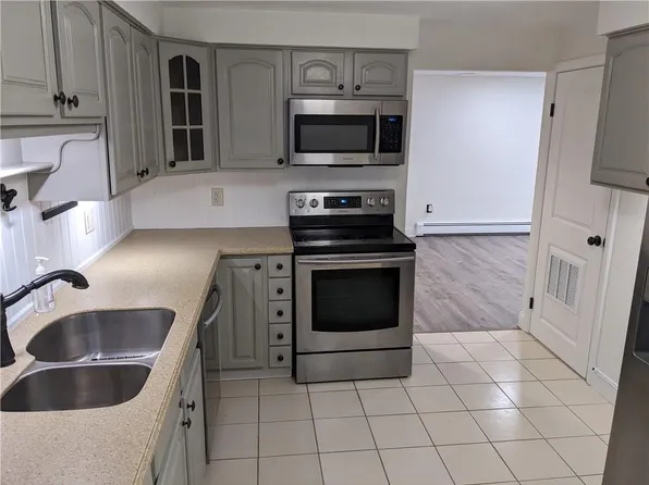 510 Child St APT 403C, Warren, RI 02885