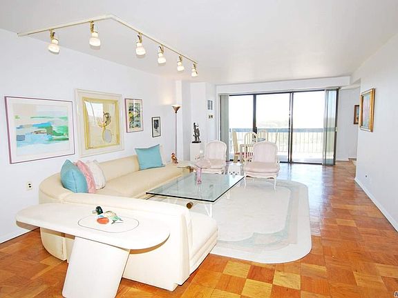 4th image of 26910 Grand Central Pkwy APT 14G