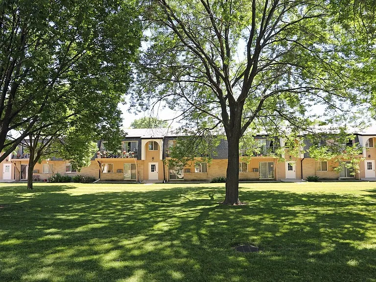 Plaza IV Apartments in St. Francis. — Photo 1