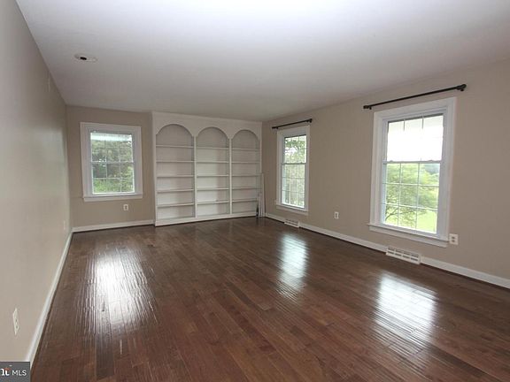 5th image of 19392 Rose Hill Dr