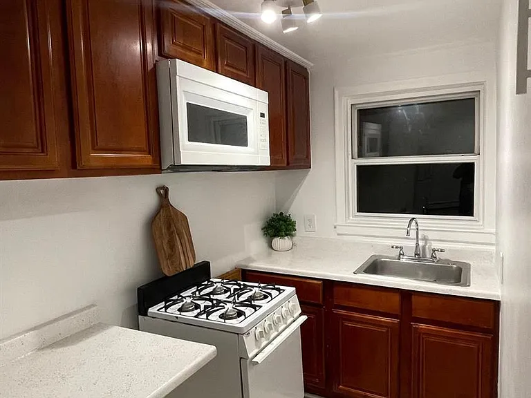 749 Linden Ave — Photo 5