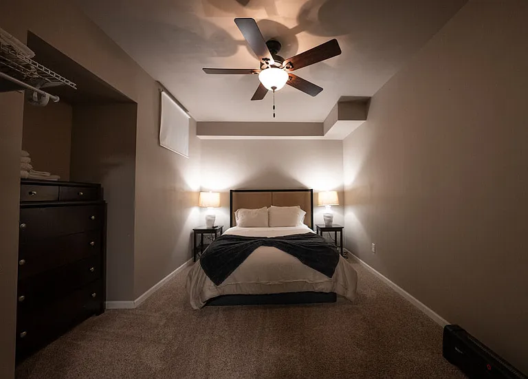 Queen Bedroom (Lower level)