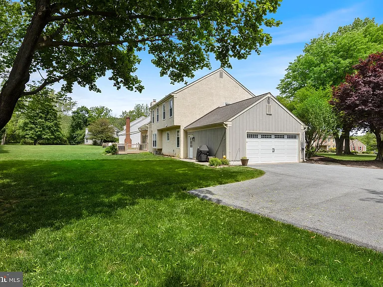1099 Armstrong Ct — Photo 3