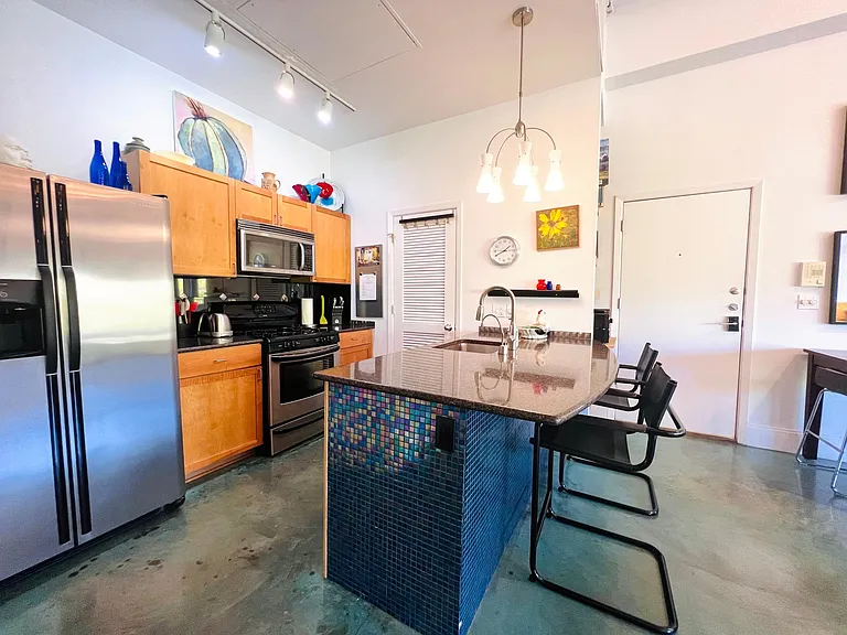 2401 E 6th St #6 — Photo 3