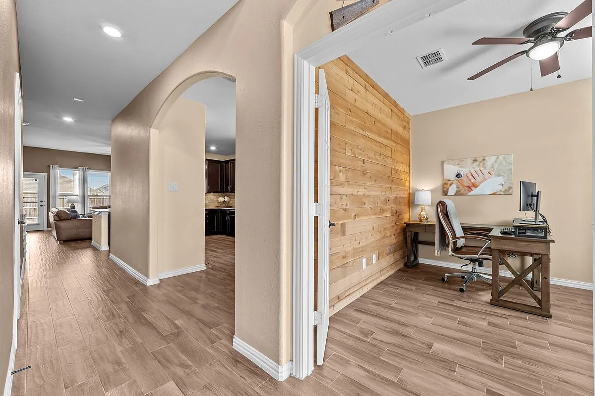 4 bed, 3.0 bath, 2463 sqft, $2,600 — Photo 4