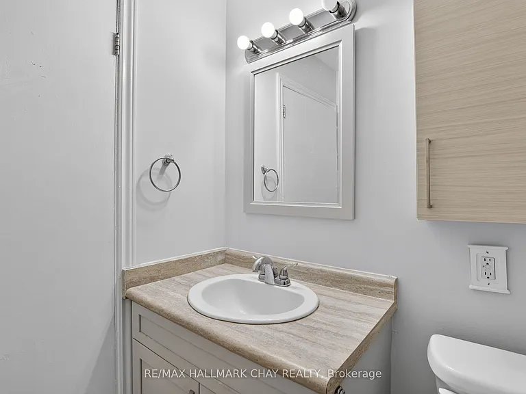 30 Penetang St — Photo 8