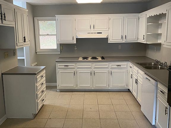 3rd image of 144 Bridgewood Dr SE