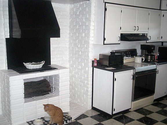 Kitchen w/fireplace