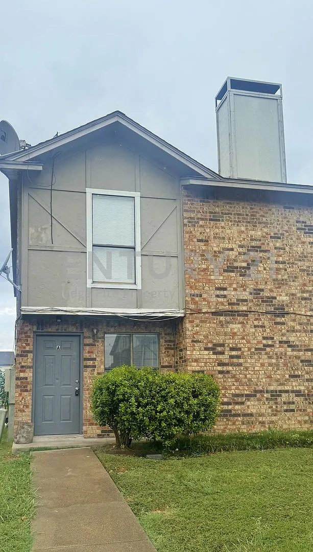 Lovely 2-Story 2/1.5 Apartment in Dallas Ready for Move-In! — Photo 1