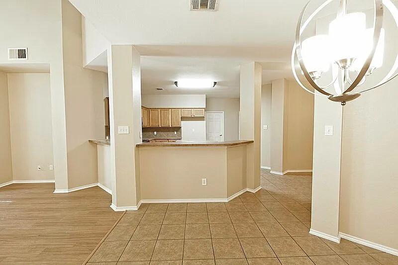 4 bed, 2.5 bath, 2721 sqft, $2,595 — Photo 3