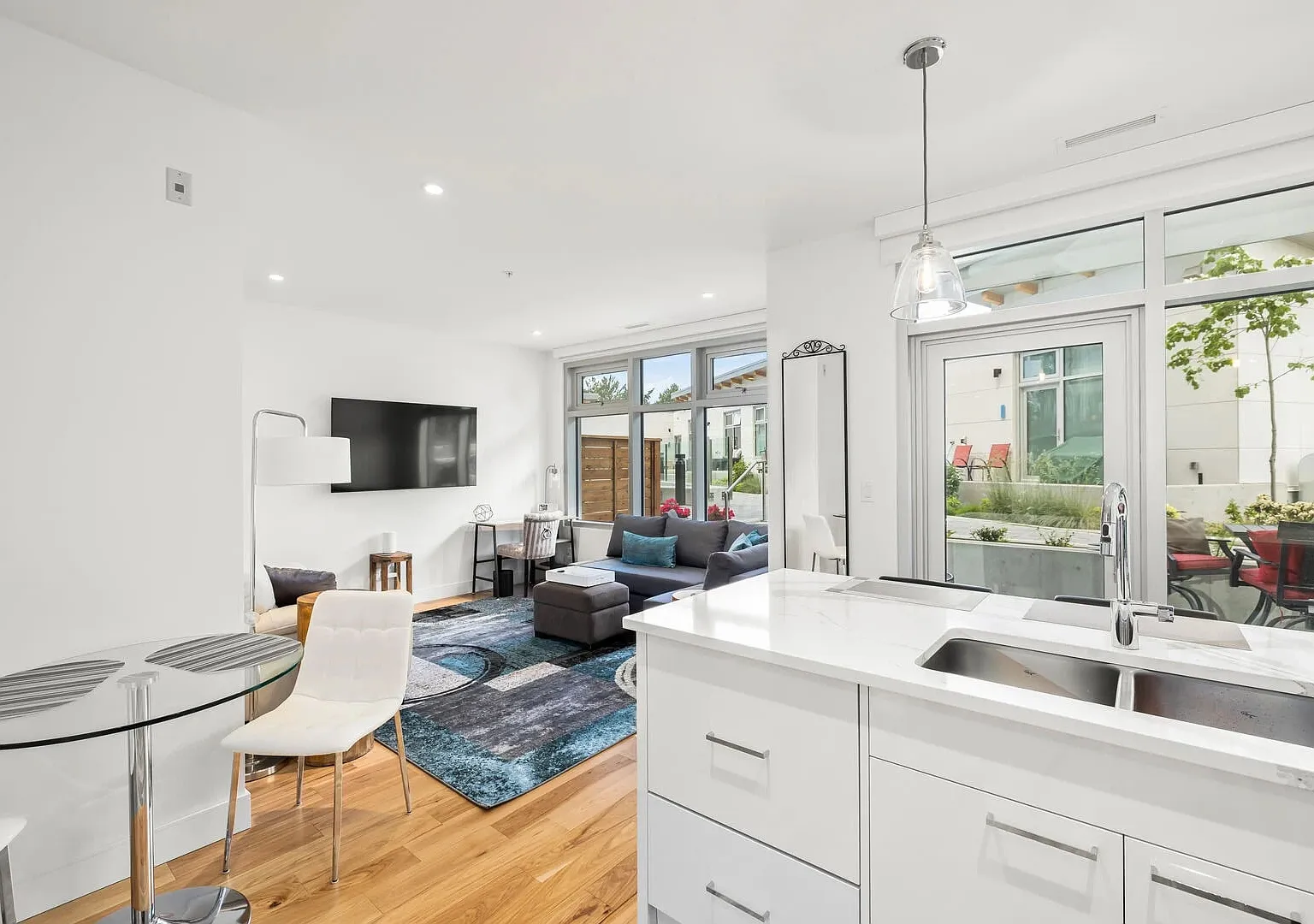 1 bed, 700 sqft, $3,000 — Photo 3