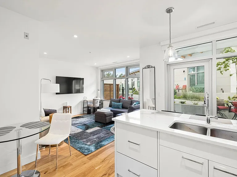 916 Lyall St #107 — Photo 3