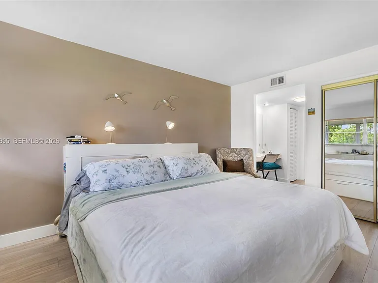 950 Hillcrest Dr #212 — Photo 13