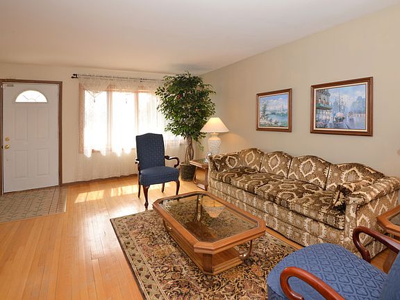 2nd image of 635 W Montrose Ave