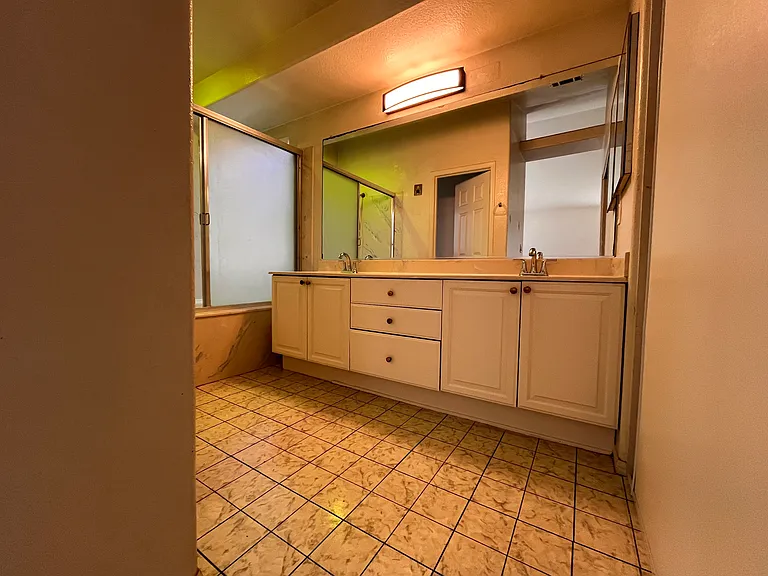 1233 Edinburg Ct — Photo 24