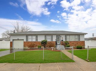 28 Baur St, West Babylon, NY 11704