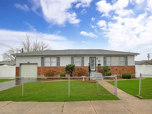 28 Baur Street, West Babylon, NY 11704