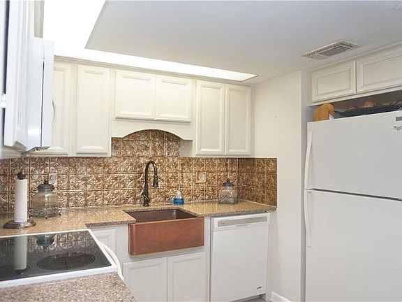 5th image of 2013 NE Collins Cir APT 50
