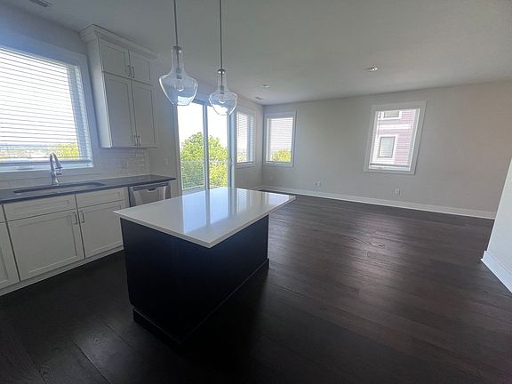 5th image of 621 Fairview Ave NE