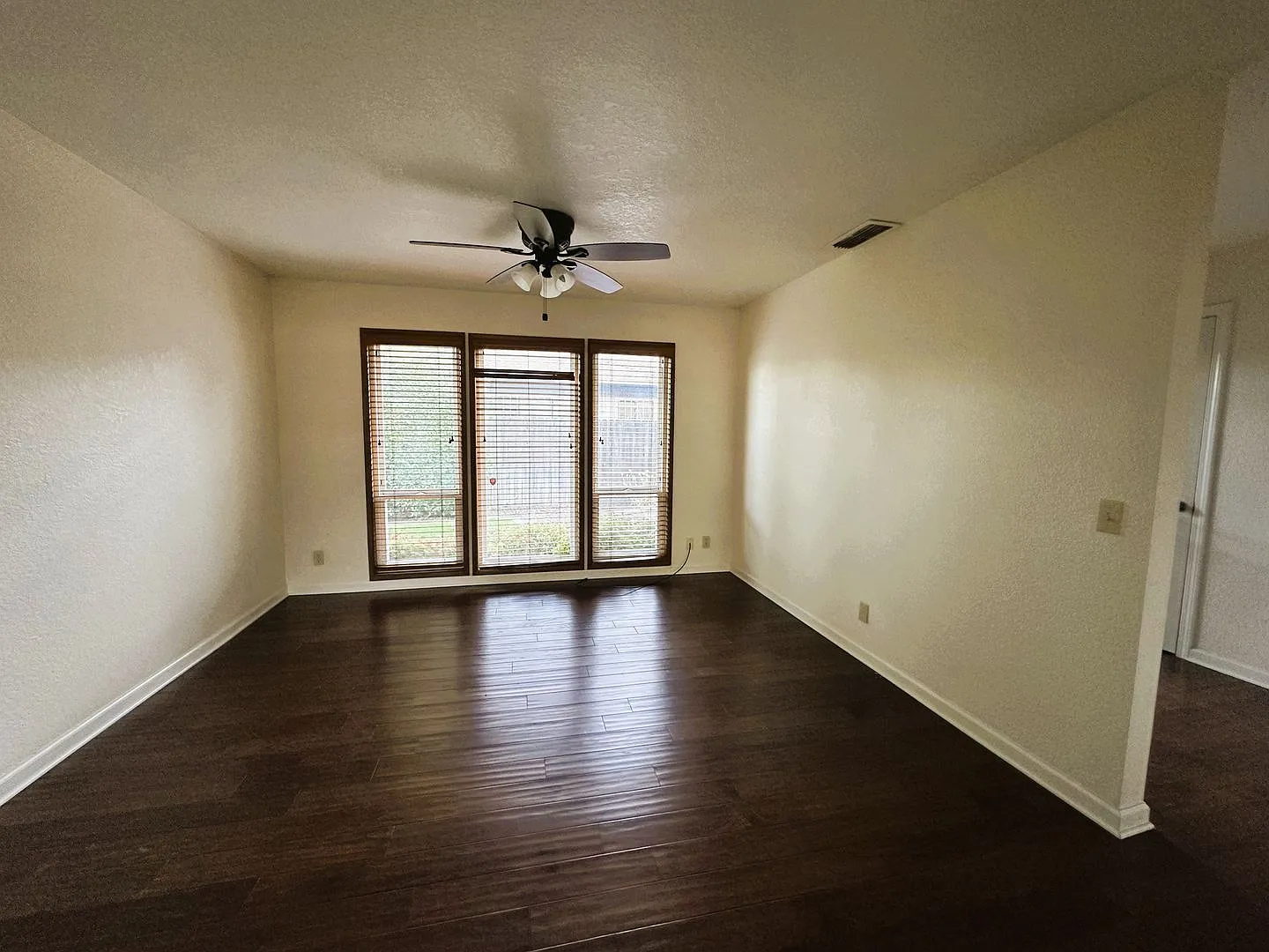 Bright & Spacious 3-Bedroom Home with Large Lot, Attached Garage & In-Unit Laundry — Photo 4