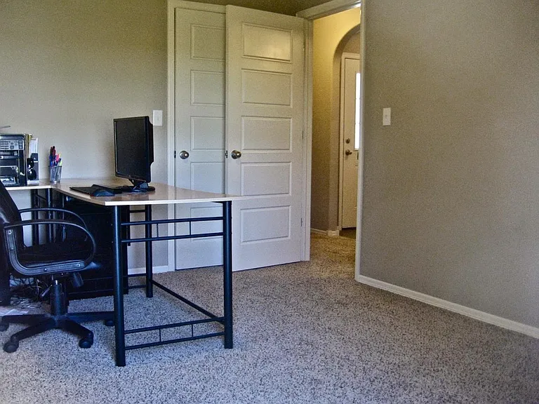 2nd Bedroom w/ Small Walking Closet