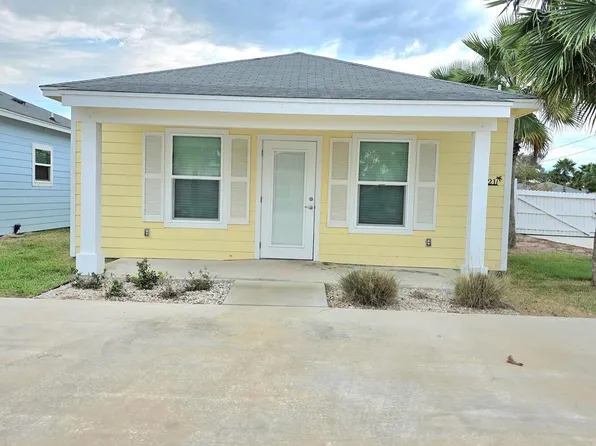 121 Mirage Ln, Rockport, TX 78382