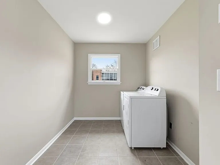 2725 Greendale Ave — Photo 23