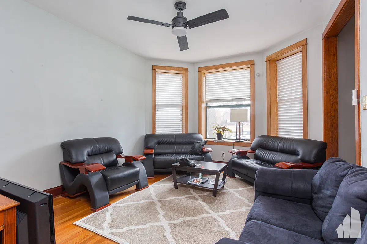 3 bed, 2.0 bath, 1800 sqft, $3,850 — Photo 2