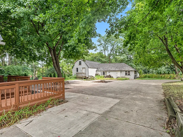 17130 Beck Rd — Photo 44