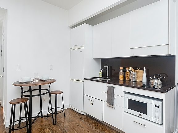 4th image of 212 W 91st St APT 333