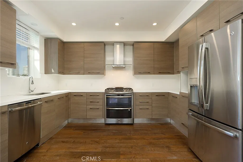 3 bed, 1504 sqft, $7,695 — Photo 2