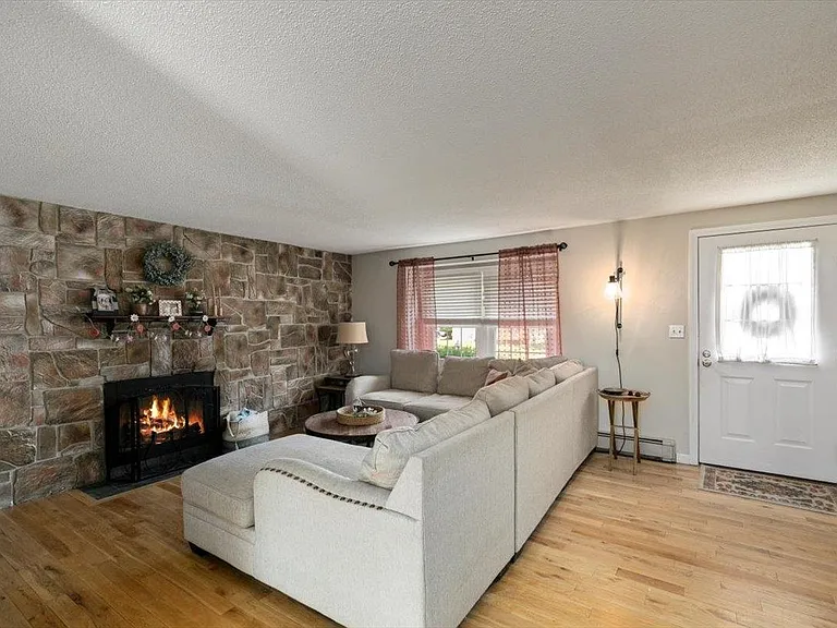 114 Fieldstone Dr — Photo 3