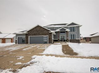 9405 W Lakeside Cir, Sioux Falls, SD 57107