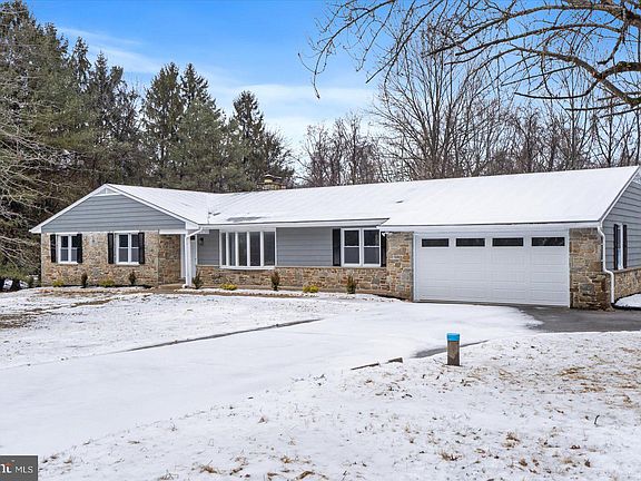 2nd image of 105 Nob Hill Park Dr