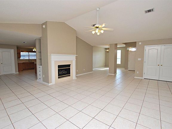 4th image of 1015 Glades Ln
