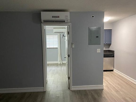 3rd image of 3119 W Deleon St #10