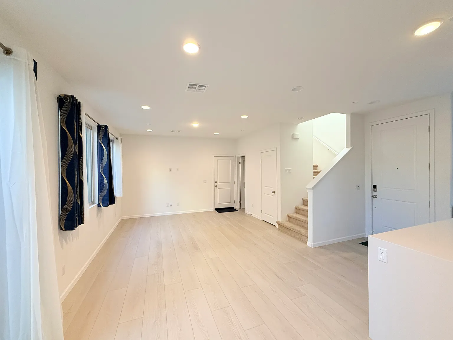 3 bed, 2.5 bath, 1469 sqft, $3,000 — Photo 4