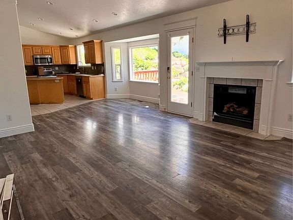 3rd image of 3434 N Lakeview Dr