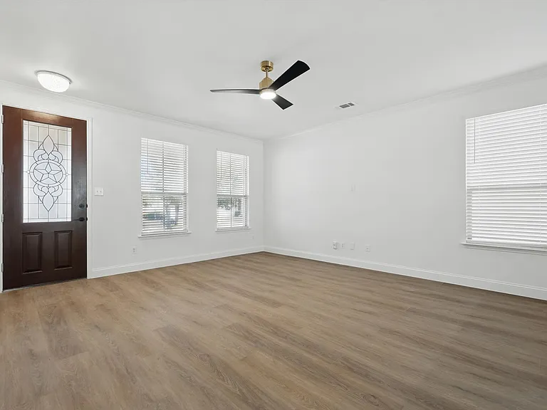 924 Charleston Ln — Photo 10
