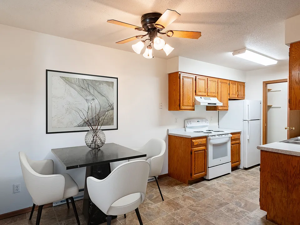 Fargo, ND Brownstone Apartments | 22A | Dining