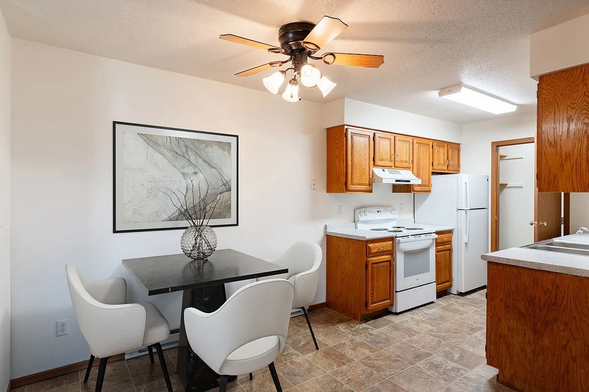 Fargo, ND Brownstone Apartments | 22A | Dining - Brownstone