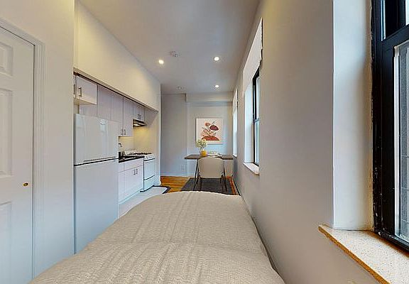 3rd image of 249 E 53rd St APT 2D