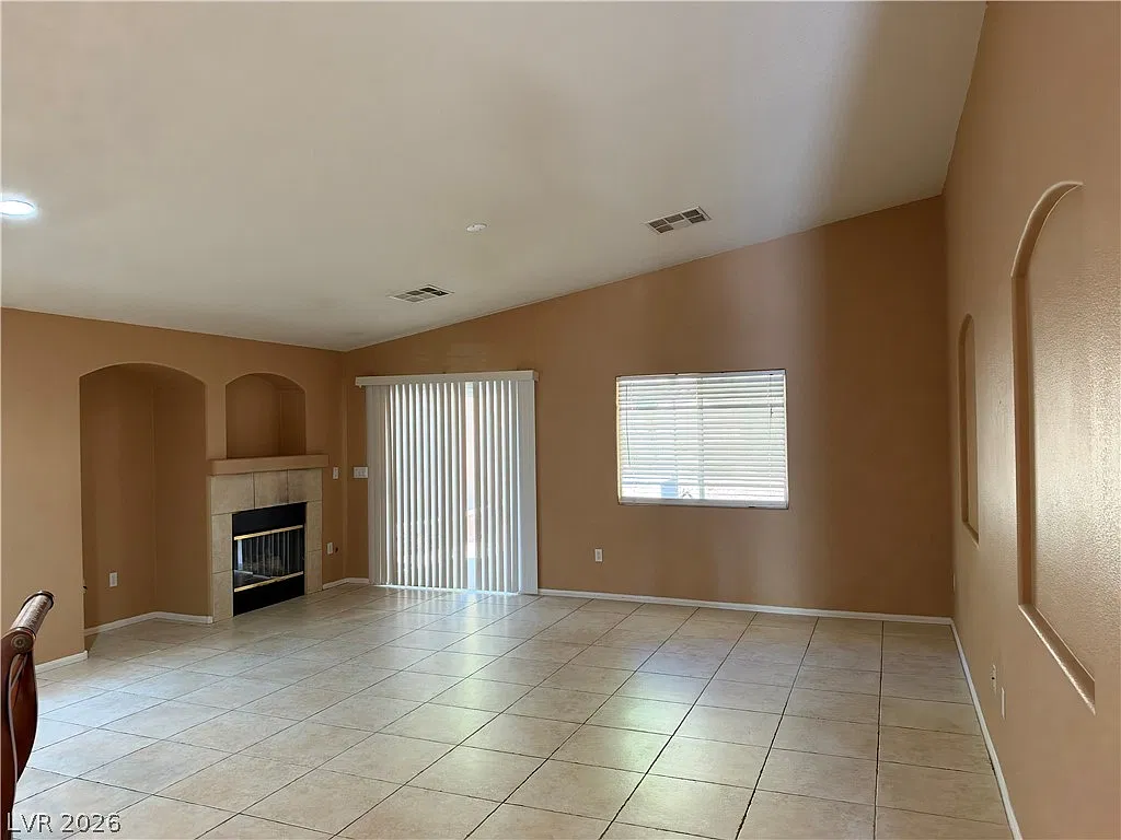 3 bed, 2.0 bath, 1898 sqft, $2,100 — Photo 4