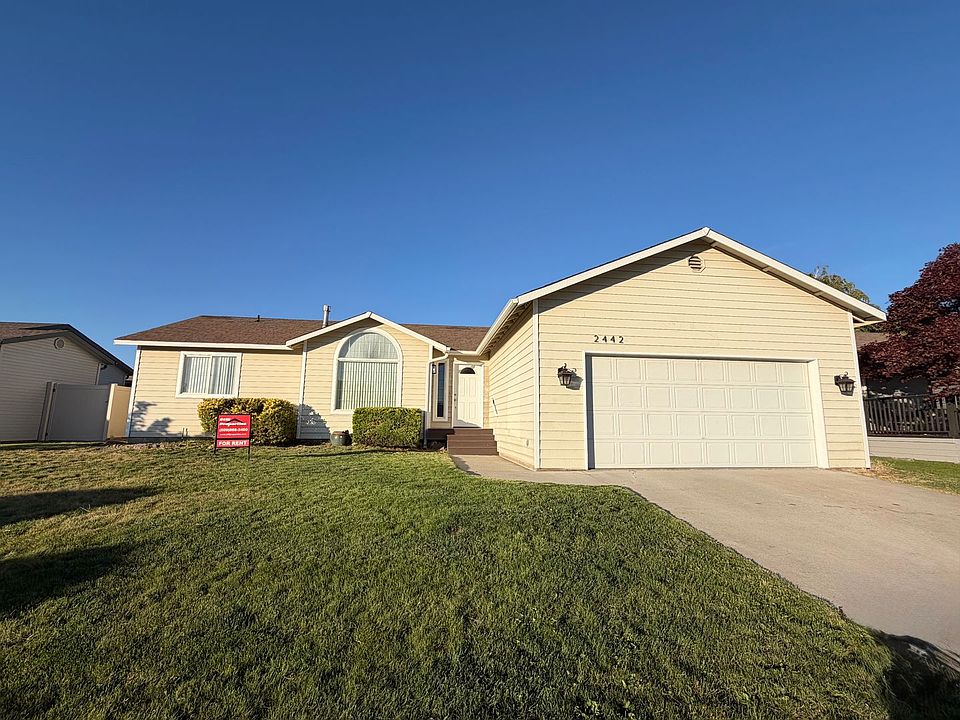 1st image of 2442 Highland View Dr