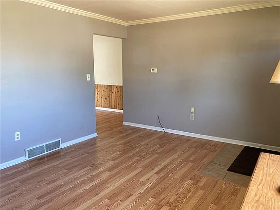 4th image of 1565 W 42nd St