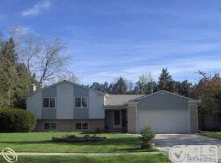 2310 Cumberland Dr, Troy, MI 48085