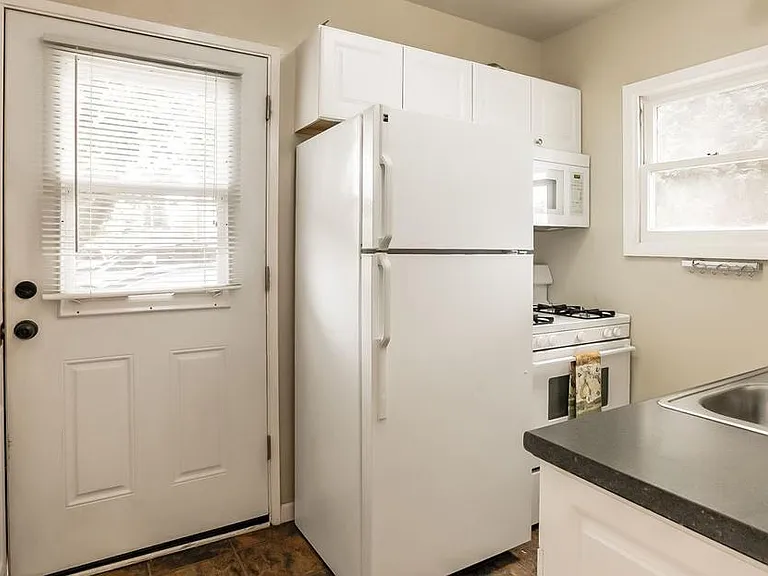 353 SW B Ave — Photo 8