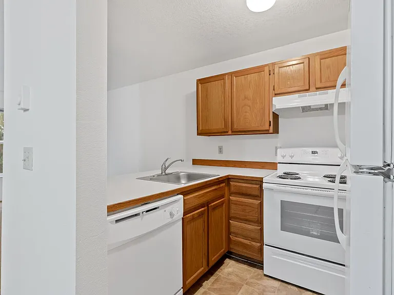 329 S Whitaker St — Photo 3