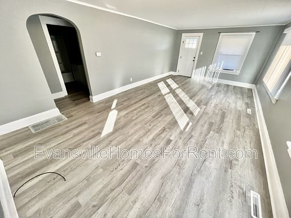 4th image of 907 E Broadway St